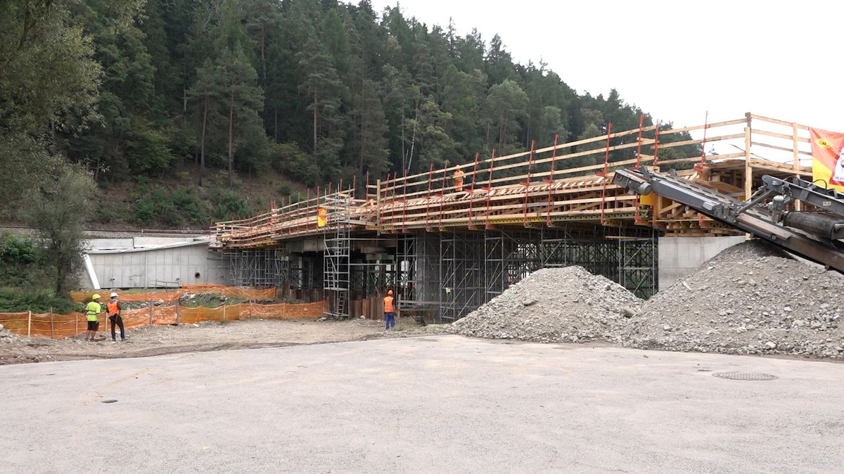 Práce na mostě v Kácově pokračují. Třicetikilometrová objížďka by mohla skončit do Vánoc